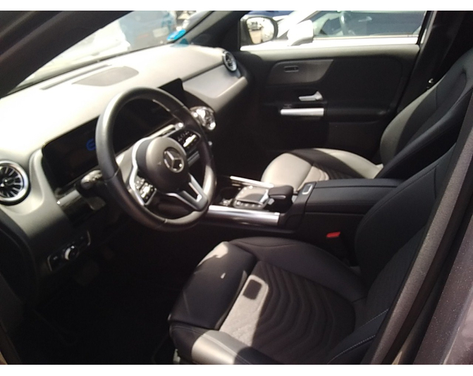 MERCEDES EQA