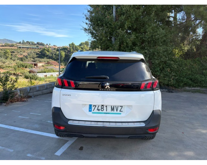 PEUGEOT 5008