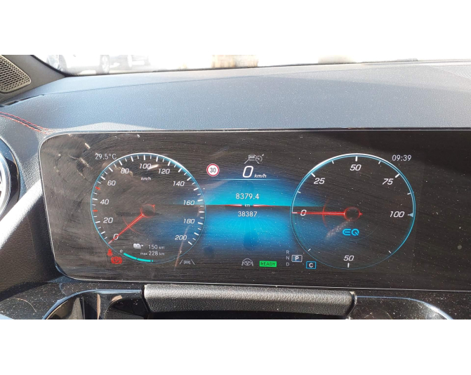 MERCEDES EQA