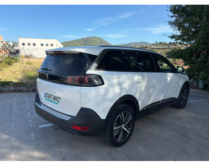 PEUGEOT 5008